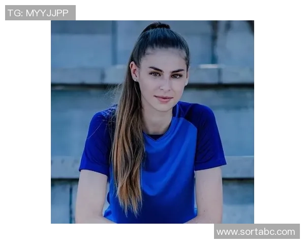 美国女足球星短发造型展现独特魅力和运动风采照片集