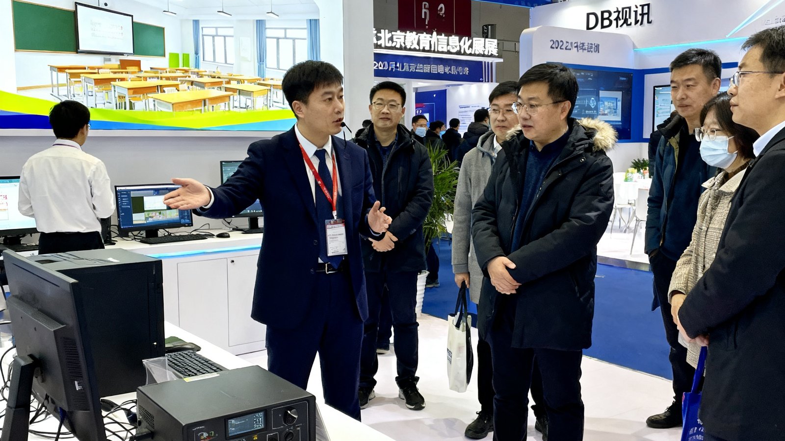 2025年1月北京教育信息化展览会上DB视讯的展位，背景展示智慧录播教室方案海报，工作人员正向络绎不绝的参观者讲解设备功能